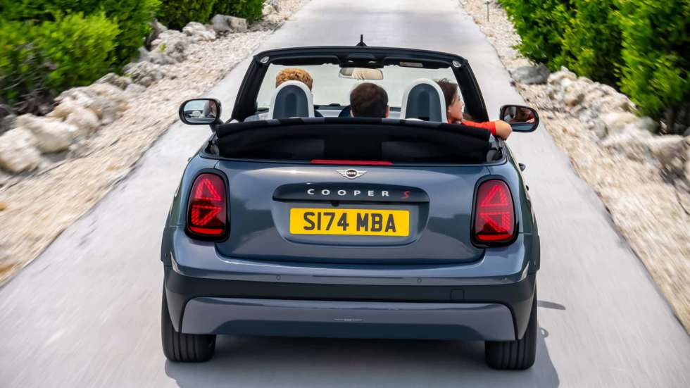 Ανανεώθηκε και παρουσιάστηκε το MINI Cooper Cabrio